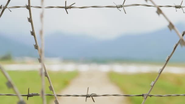Vista dall'aeroporto attraverso la recinzione di filo spinato in montagna - Georgia — Video Stock