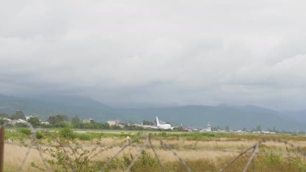 飞机着陆到机场在山-佐治亚 — 图库视频影像