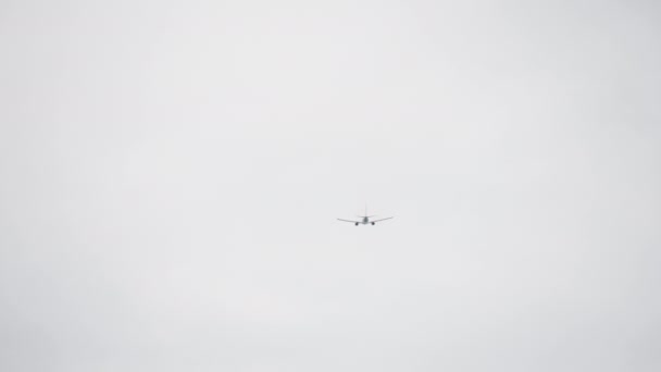 Vliegtuig vliegt in de wolken — Stockvideo