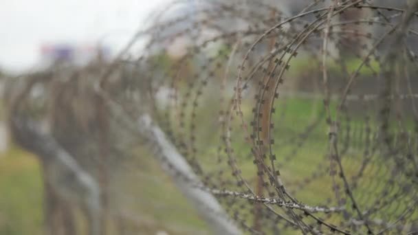 Clôture en fil de fer barbelé à l'aéroport Géorgie 