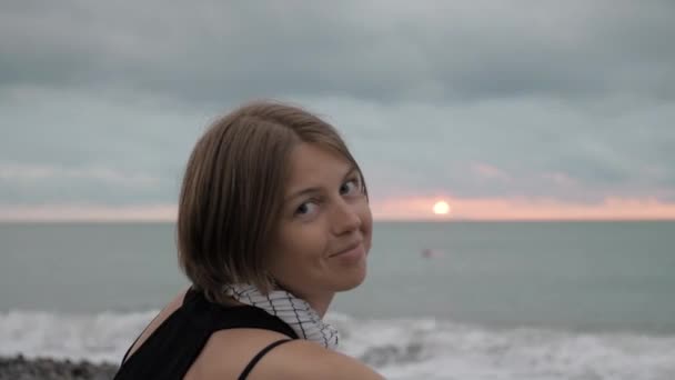 Chica bonita sonríe al atardecer junto al mar - Georgia — Vídeo de stock