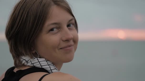 Chica bonita sonríe al atardecer junto al mar - Georgia — Vídeos de Stock