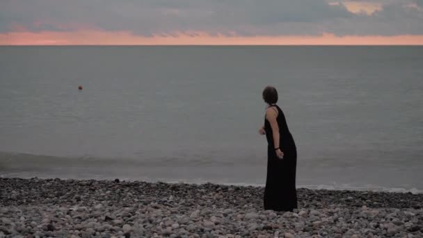 Günbatımı güzel kız gülümsüyor deniz - Georgia — Stok video