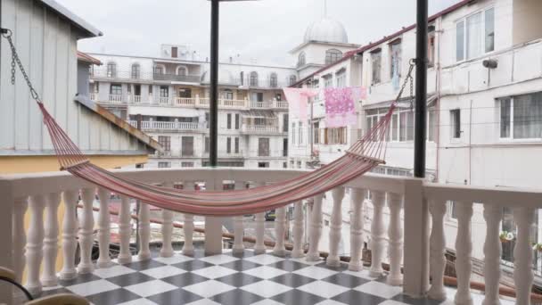 Hängmattan på terrassen på hotellet - Georgien — Stockvideo