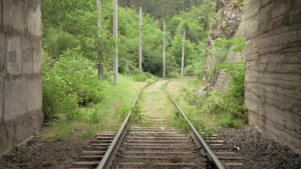 Volare sopra la ferrovia in galleria — Video Stock