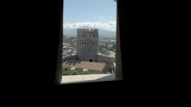 Через окно в Замке Рабати - Грузия — стоковое видео
