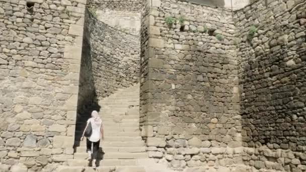 Девушка ходит по лестнице в Замке Рабати - Грузия — стоковое видео