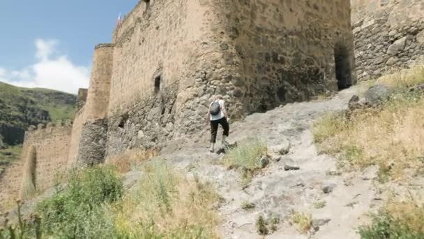 Jong meisje lopen en zie Khertvisi fortress - Georgië — Stockvideo