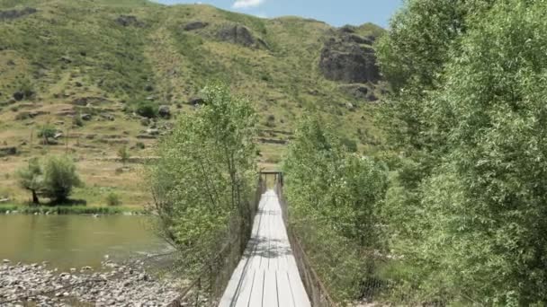 Ponte de suspensão nas proximidades Fortaleza de Khertvisi - Geórgia — Vídeo de Stock