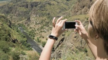 Genç kadın bir fotoğraf kanyonun dağlarda - Georgia yapar