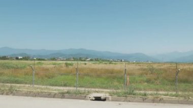 Havaalanında dikenli tel çit yürüyüş. Batum, Geoargia