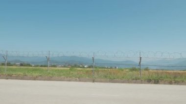 Havaalanında dikenli tel çit yürüyüş. Batum, Geoargia
