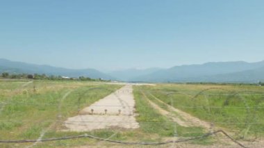 Havaalanında dikenli tel çit yürüyüş. Batum, Geoargia