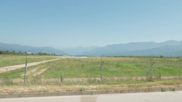 Marcher le long de la clôture en fil barbelé de l'aéroport. Batoumi, Géoargie — Video