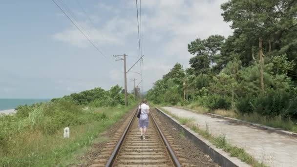 Rapariga caminha na ferrovia. Geórgia — Vídeo de Stock