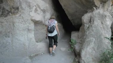 Genç kız Vardzia - mağara manastırda Georgia yürür.