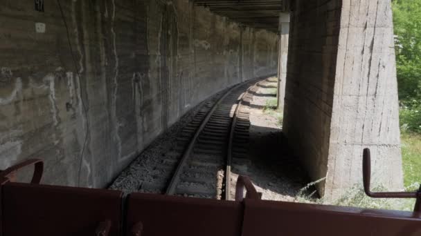 Retro trein beweegt in de tunnel - Bakoerjani (Georgia) — Stockvideo
