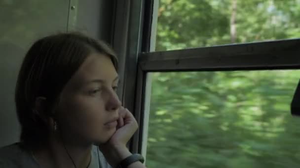 Ragazza in treno retrò - Borjomi, Bakuriani, Georgia — Video Stock