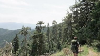 Genç kız bakpack - Georgia Milli Parkı ile dağ içeri girer