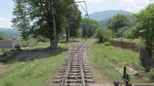 Vista al ferrocarril desde la ventana en el último vagón en el bosque - Georgia — Vídeo de stock
