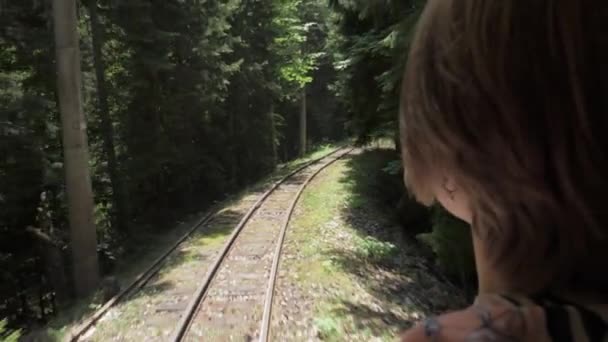 Девушка смотрит на железную дорогу из последнего вагона в лесу - Джорджия — стоковое видео