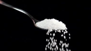 Şeker kaşık gelen karanlık Studio'da düşüyor. Slowmotion, 180 vurdu fps