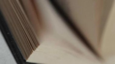 Bir adam bir kitaptaki sayfaları çevirir. Slowmotion, 180fps