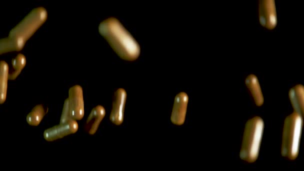 Pil capsules vallen op de tafel van de spiegel. Tikje geschoten, 180 fps — Stockvideo