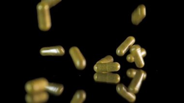 Hap kapsül ayna masada düşüyor. Atış, 180 fps Slowmotion