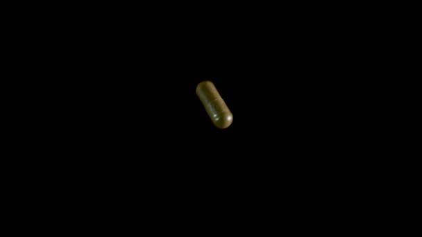 Cápsula de la píldora cayendo sobre la mesa del espejo. Disparo en cámara lenta, 180 fps — Vídeo de stock