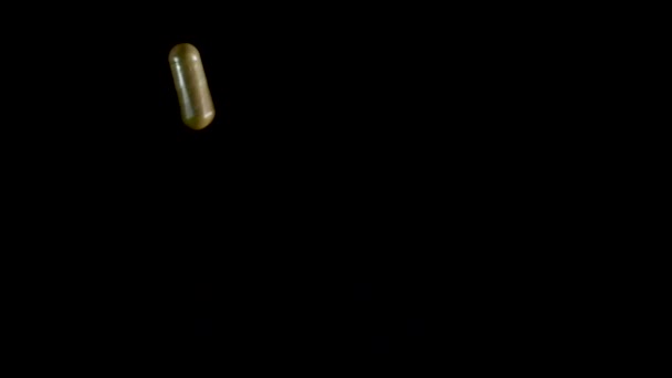 Таблетки капсули падають на дзеркальний стіл. Повільний постріл, 180 к/с — стокове відео