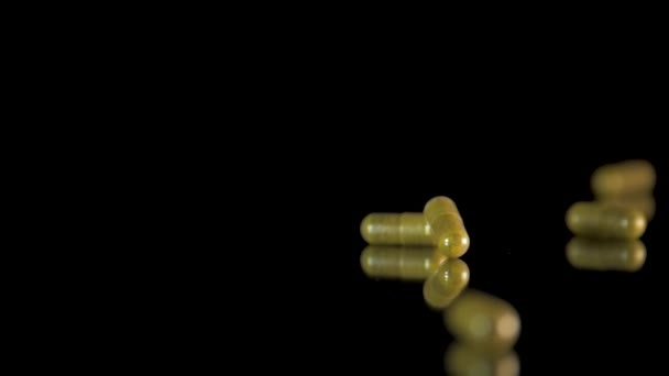 Pilule capsules tombant sur la table miroir. Coup de ralenti, 180 ips — Video