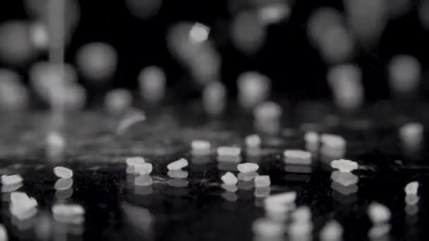 Azúcar cayendo sobre la mesa en estudio oscuro. Lento, 180 fps de disparo — Vídeos de Stock