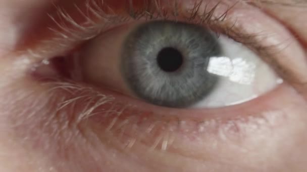 Зрачок глаза сужается после интенсивного света — стоковое видео
