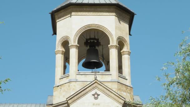 Torre de sino na Catedral da Santíssima Trindade de Tbilisi Tsminda Sameba - Geórgia — Vídeo de Stock