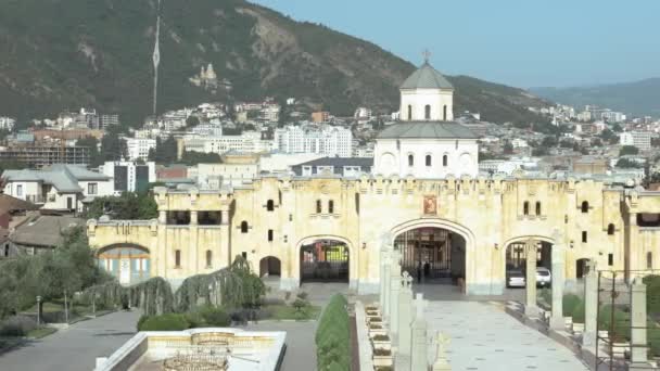 Kathedraal van de heilige drie-eenheid van Tbilisi Tsminda Sameba - Georgië — Stockvideo