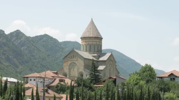 Georgian monastery in city Mtskheta — Stock Video