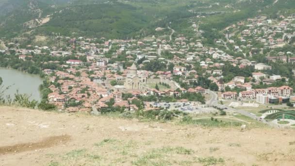 Vista a la antigua ciudad de Mtskheta desde el área de Jvari - Georgia — Vídeo de stock
