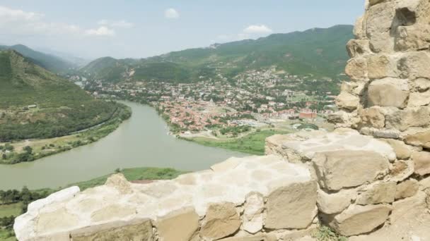 Visa från georgiska ortodoxa kloster Jvari till Mtscheta i berget — Stockvideo