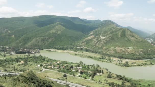 Blick vom georgisch-orthodoxen Kloster jvari auf die mtscheta im Gebirge — Stockvideo