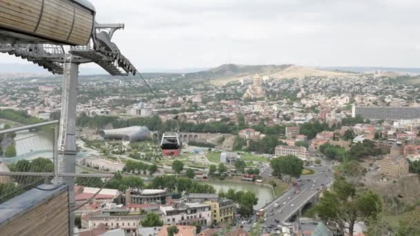 Teleférico y vista a la Catedral de la Santísima Trinidad de Tiflis - Georgia — Vídeo de stock