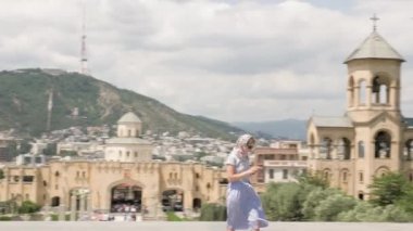 Kutsal Trinity Katedrali, Tiflis Tsminda Sameba - Georgia genç kız