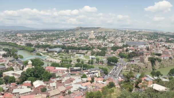 都市景観。高さ - ジョージアからトビリシの市内の眺め — ストック動画