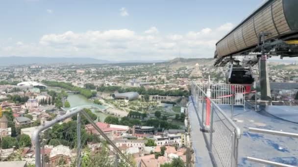 Teleférico en la capital de Georgia Tiflis — Vídeo de stock