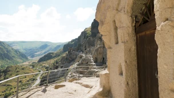 El antiguo monasterio de la cueva Vardzia - Georgia — Vídeo de stock