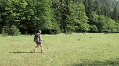 Genç kız bakpack - Georgia Milli Parkı ile dağ içeri girer