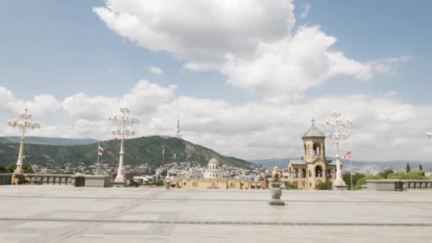 Jong meisje op zoek naar de Heilige Drievuldigheid kathedraal van Tbilisi Tsminda Sameba - Georgië — Stockvideo