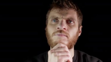 Siyah arka plan üzerine izole düşünen adam. Beyaz erkek modeli.