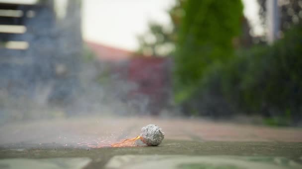 Dışarıda ağır çekimde dumanlı bomba patladı. — Stok video