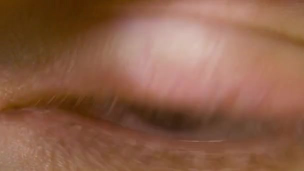 Макроснимок белого мужчины, моргающего голубыми глазами — стоковое видео